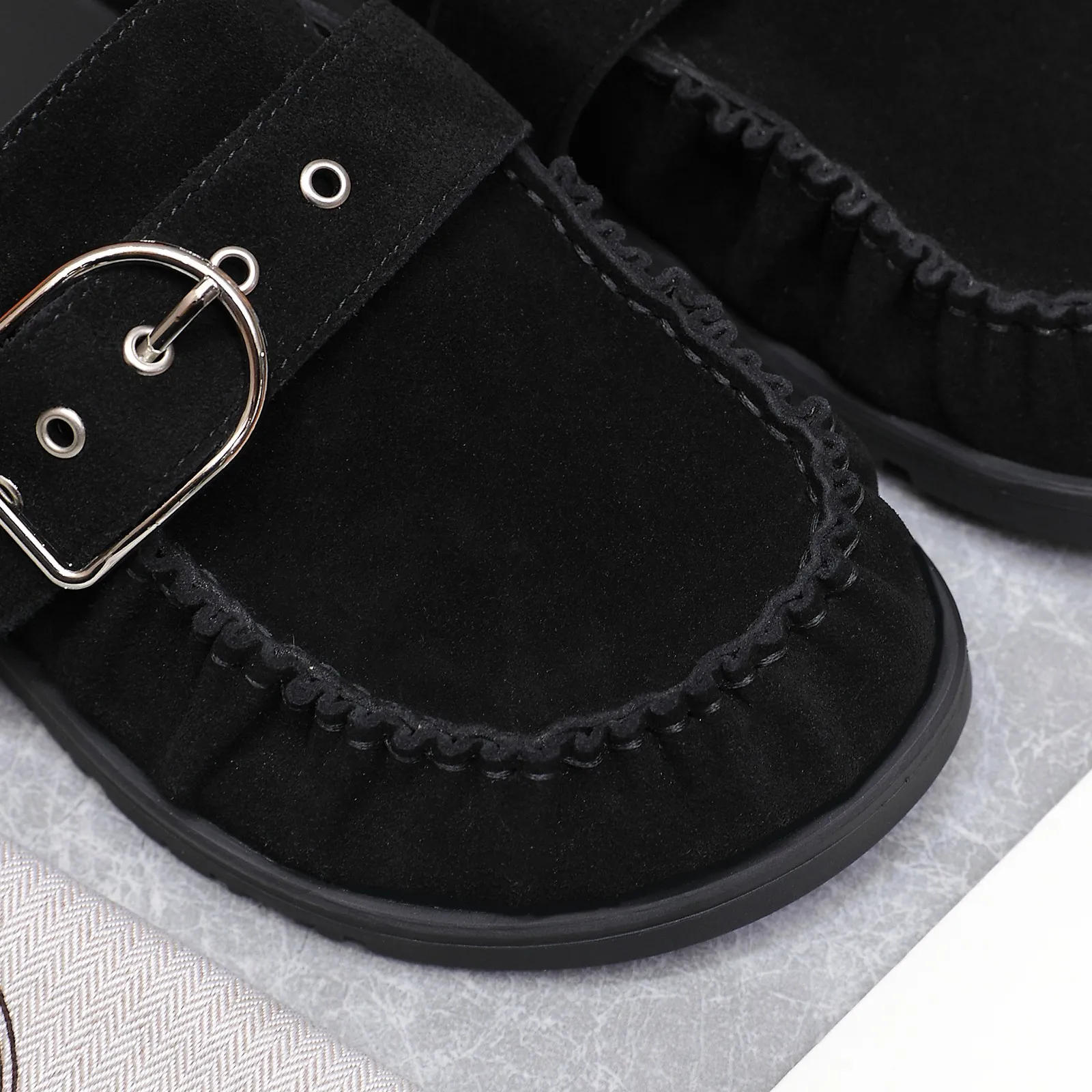 👟👟Ex-factory price 520👟👟 Men's size +10 ⚡Couple model HERMES 25/Latest spring and summer cute Muller half-flop Birkenstock toe slippers Summer really needs versatile slippers, they look good no matter how you match them, they have a casual and high-end feel. The comfort level is also great, and it is very trendy when paired with a variety of colorful socks ✔️Fabric: imported suede ✔️Inner lining: Sheepskin lining ✔️Outsole: Tpu non-slip and wear-resistant outsole ✔️Size: #35-45 (40 for women and 45 for men, no return or exchange)